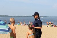 policjantka na kąpielisku rozmawia z dzieckim