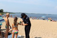 policjantka na kąpielisku rozmawia z dzieckim