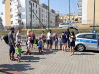 policjant oraz dzieci na festynie