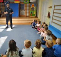 policjant podczas pogadanki w przedszkolu z dziećmi