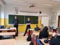 policjantka prowadzi prelekcje w klasie z uczniami