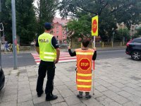 policjant i Pani Stop przy przejściu dla pieszych