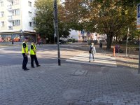 policjanci w rejonie przejścia dla pieszych