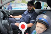 policjant i dziecko w radiowozie