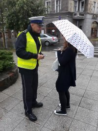 policjant i kobieta z parasolem