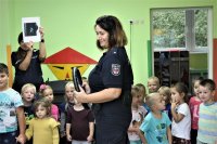 Niemiecka policjantka podczas prelekcji w przedszkolu