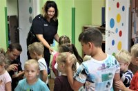 Niemiecka policjantka podczas zabawy z przedszkolakami