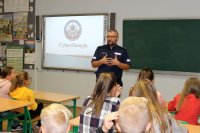 Policjant podczas prelekcji z uczniami Szkoły Podstawowej nr 47 w Szczecinie