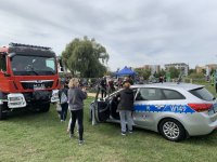 radiowóz i wóz strażacki na festynie