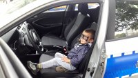 Dziecko za kierownicą policyjnego radiowozu
