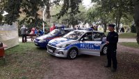 Policyjne radiowozy prezentowane mieszkańcom osiedla Turzyn podczas festynu