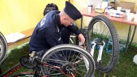 Policjant znakujący rower urządzeniem Engrawer