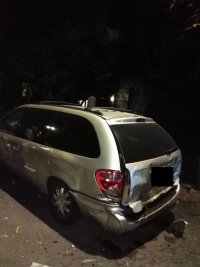 Uszkodzony po zdarzeniu drogowym pojazd marki chrysler