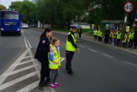 policjantka z dziećmi na drodze