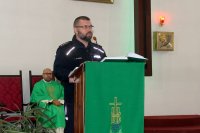 Policjant prowadzący prelekcję w kościele