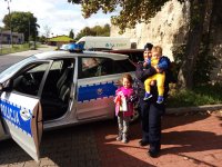 Policjantka z dziećmi przy radiowozie