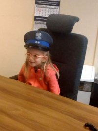 Dziewczynka na fotelu komendanta