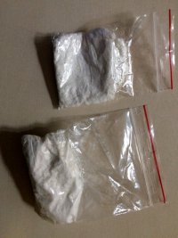 narkotyki biały proszek w dwóch woreczkach