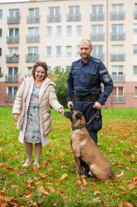 policjant z psem służbowym oraz kobietą