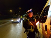 policjanci kontroluja samochody