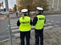 policjanci stoją przy przejściu dla pieszych