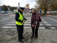 policjantka i starsza kobieta
