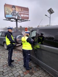 kontrola drogowa przez policjantów drogówki