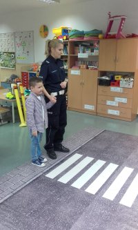 policjantka z chłopcem