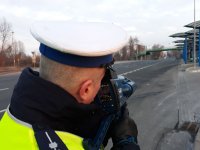 Policjant dokonujący pomiaru prędkości