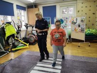policjantka z dziećmi chorymi na autyzm