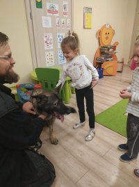 dzieci w przedszkolu podczas wizyty przewodnika z psem