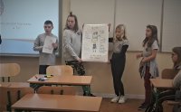 uczniowie szkoły prezentują plakat