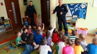 Policjanci podczas prelekcji dla dzieci