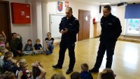Policjanci podczas prelekcji dla dzieci