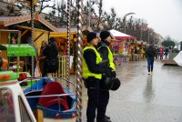 policjanci patrolują jarmark bożonarodzeniowy