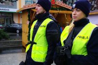 policjanci patrolują jarmark bożonarodzeniowy