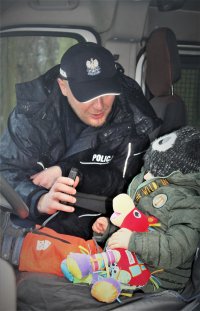 policjant z dzieckiem w radiowozie