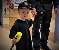 dziecko w czapce policjanta