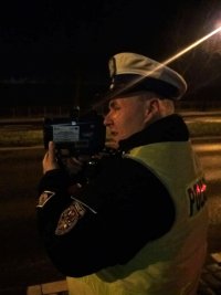 Policjant Ruchu Drogowego podczas kontroli prędkości