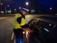 policjanci kontrolują trzeźwość kierowców