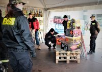 policjanci i strażnicy kontrolują punkty sprzedaży fajerwerków