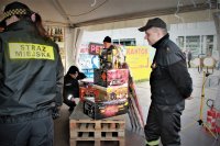 policjanci i strażnicy kontrolują punkty sprzedaży fajerwerków