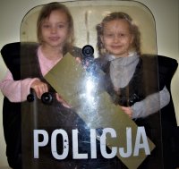 dzieci z policyjną tarczą