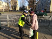policjantka rozdaje odblask z okazji dnia babci i dziadka