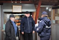policjantka rozmawia z dwoma mężczyznami