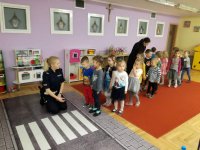 policjantka z dziećmi w przedszkolu