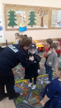 policjanci w przedszkolu z dziećmi