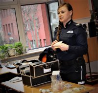 policjantka w szkole udziela prelekcji nauczycielom