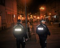 policjanci umundurowani wieczorową porą