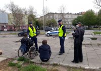 Dzielnicowi ze szczecińskiego Śródmieścia rozdawali maseczki w ramach akcji „Upomnienie i maseczka zamiast mandatu”